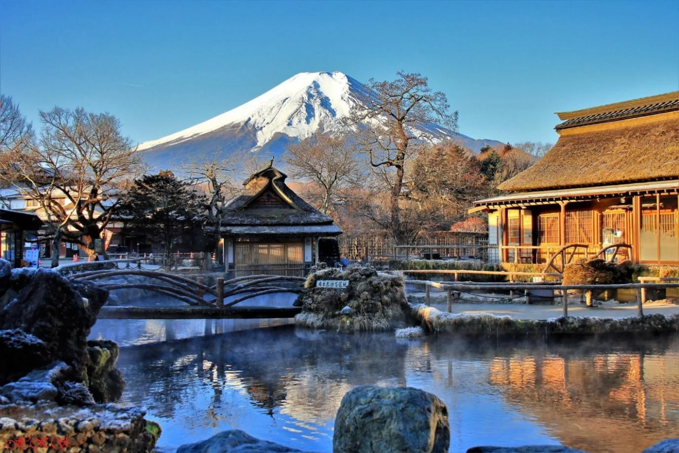 lang-co-oshino-hakkai-fuji-japan