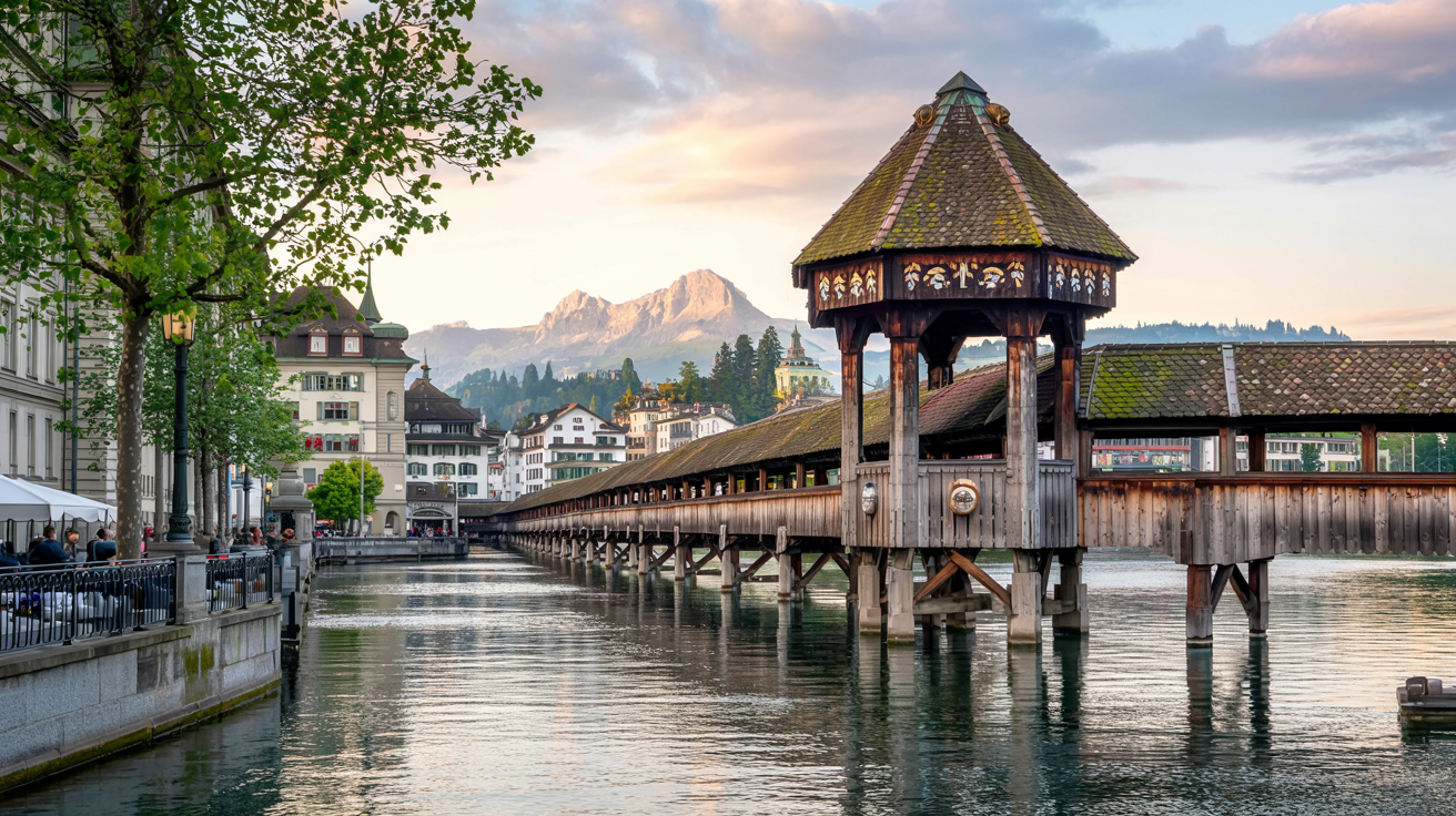 Cầu Kapellbrücke (hay Chapel Bridge) Tại Lucerne (Luzern), Thụy Sĩ,