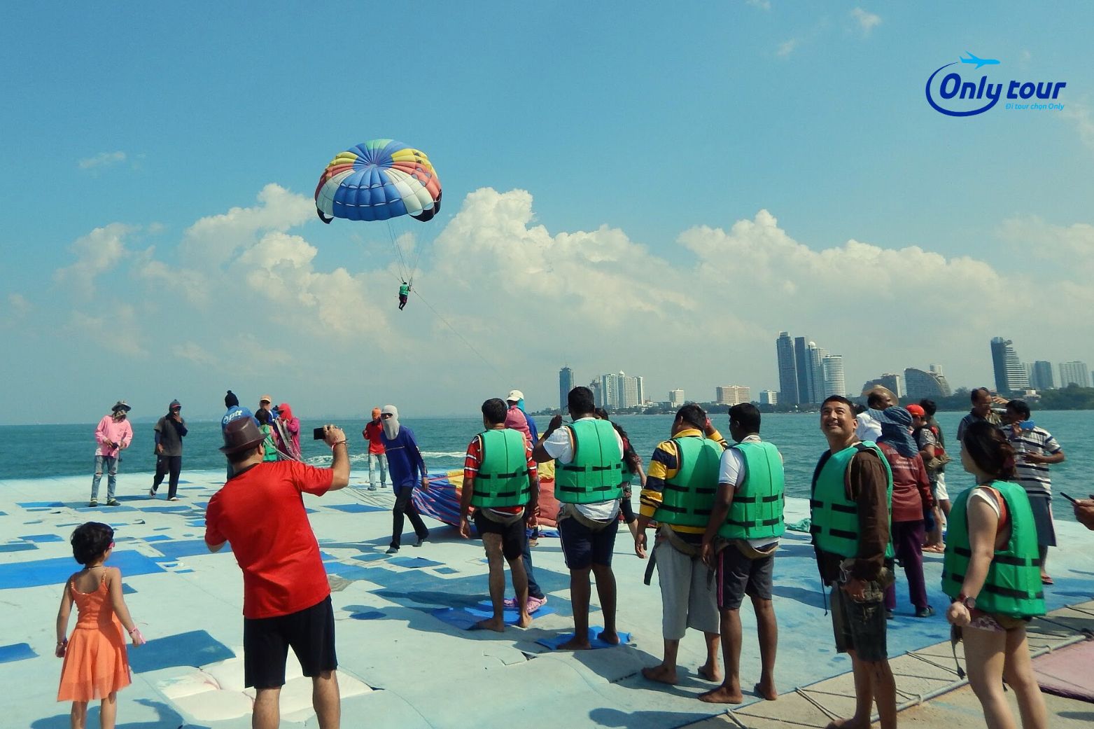 Chơi dù lượn trên Đảo Coral Pattaya